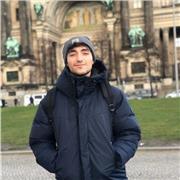 Studente neolaureato impartisce lezioni di biologia e materie correlate alle scienze della vita